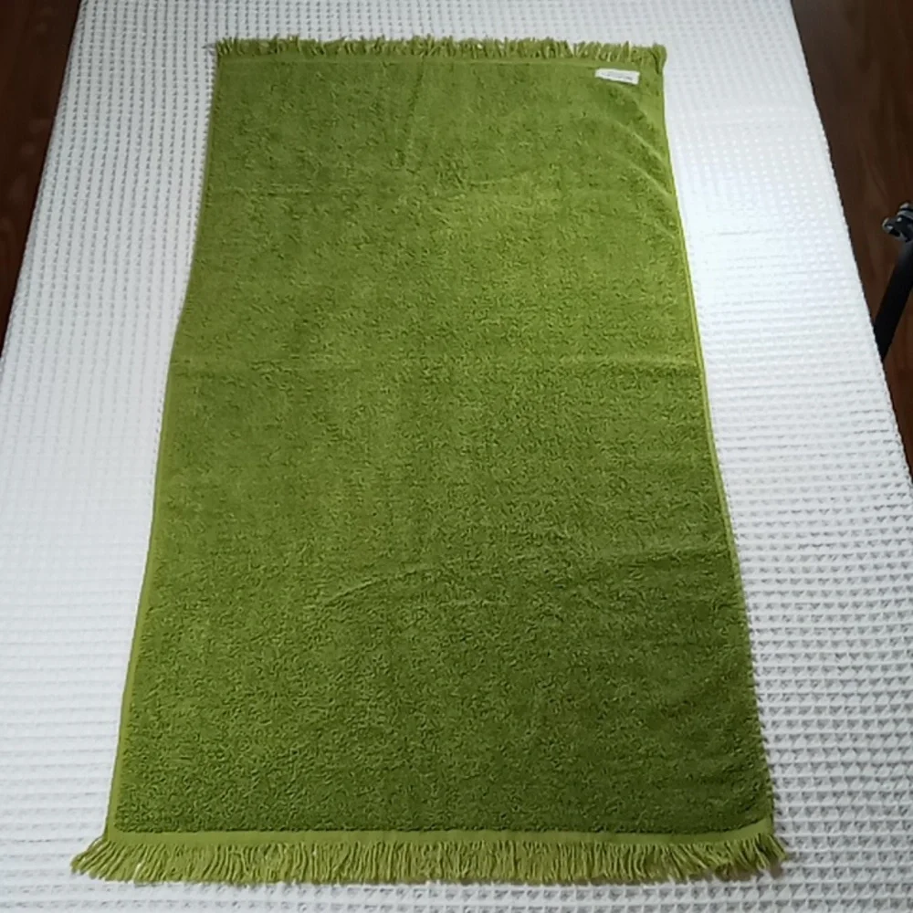 Vintage Fashion Manor MCM Avocado Green/Cream Embroidered Cotton Bath Towel USA